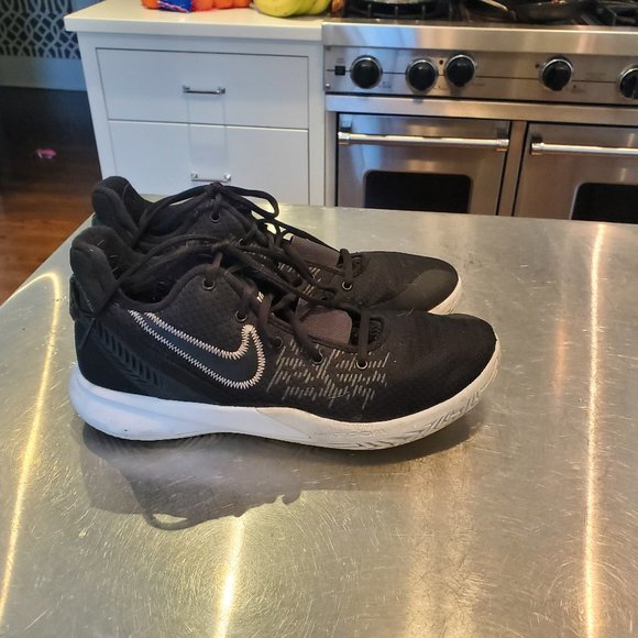 Nike Kyrie Basketball Shoe Size 8.5 - Picture 1 of 7